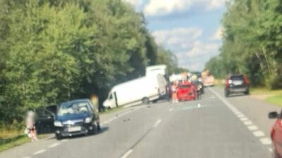 Dk50 de uc arac carpisti bir minibus surucusu carpmanin siddetiyle karsi yonden gelen bir aracla kafa kafaya carpisan 81 yasindaki bir adamin aracina carpti 10803