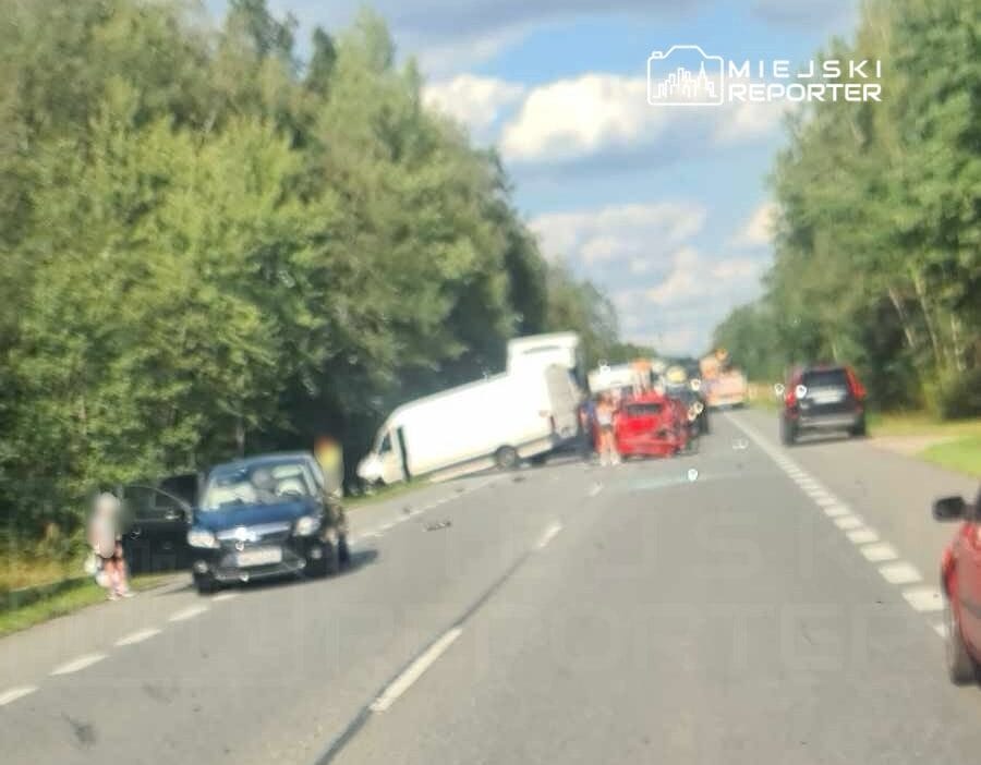 Dk50 de uc arac carpisti bir minibus surucusu carpmanin siddetiyle karsi yonden gelen bir aracla kafa kafaya carpisan 81 yasindaki bir adamin aracina carpti 10803