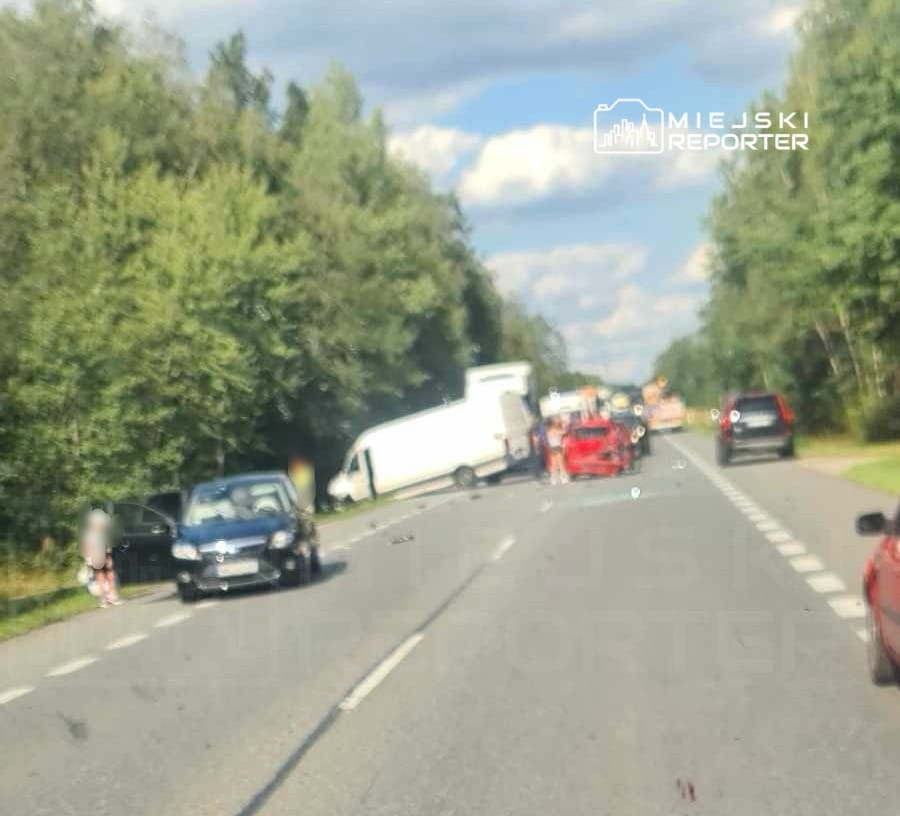 dk50 de uc arac carpisti bir minibus surucusu carpmanin siddetiyle karsi yonden gelen bir aracla kafa kafaya carpisan 81 yasindaki bir adamin aracina carpti 10803