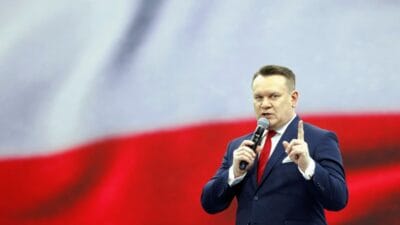 Dominik tarczynski 'kıtayı geri almak' istiyor. Arka planda festivalde polisle yaşanan çatışmalar 4 Dominik tarczynski kitayi geri almak istiyor arka planda festivalde polisle yasanan catismalar 11100