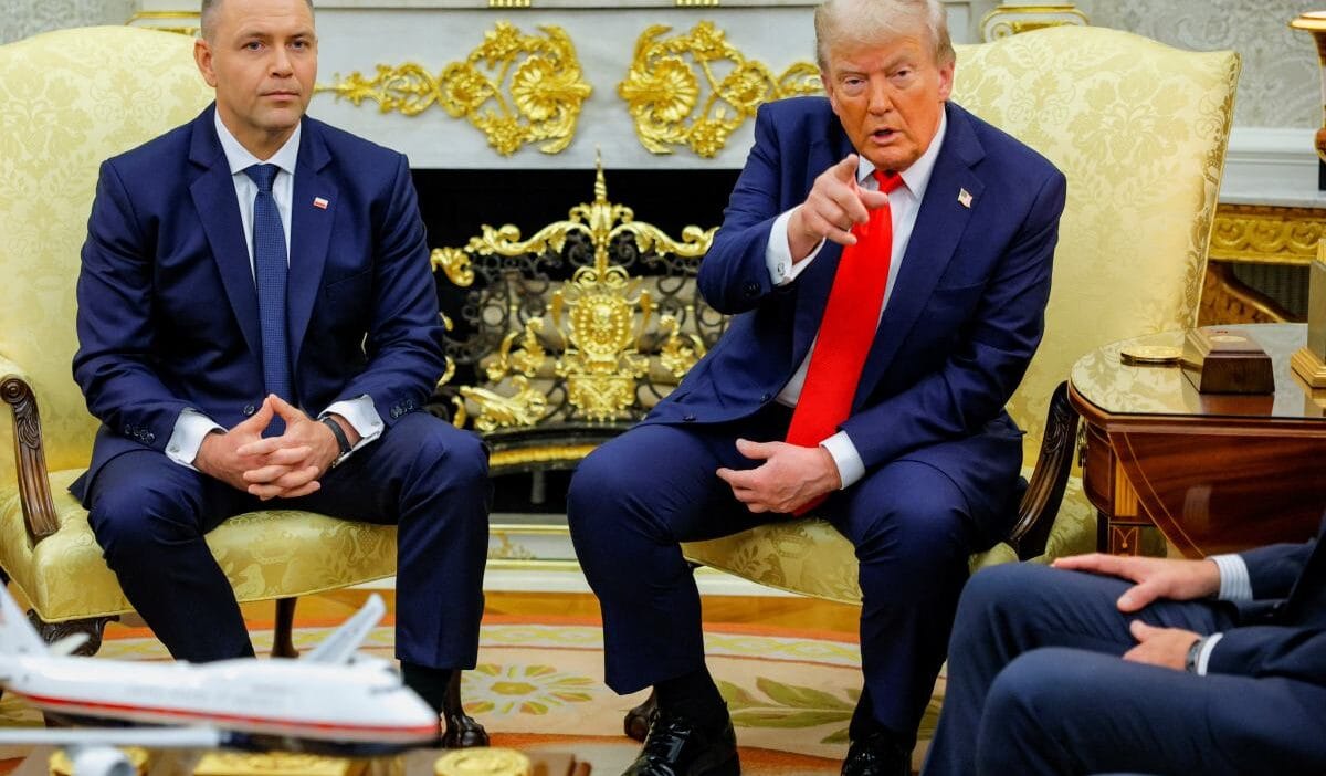 Donald trump polonyalı bir gazeteciden rahatsız edici bir soru aldı. "yeni bir iş bulmanın daha iyi olacağını düşünüyorum". 1 Donald trump polonyali bir gazeteciden rahatsiz edici bir soru aldi yeni bir is bulmanin daha iyi olacagini dusunuyorum 8876