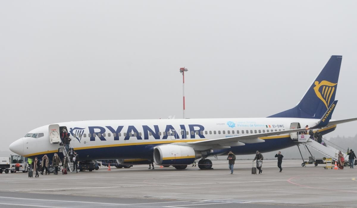Dramatik ryanair ucusu yolcu acil durum kapisini acmaya calisti 9890