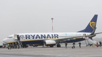 Dramatik ryanair ucusu yolcu acil durum kapisini acmaya calisti 9890