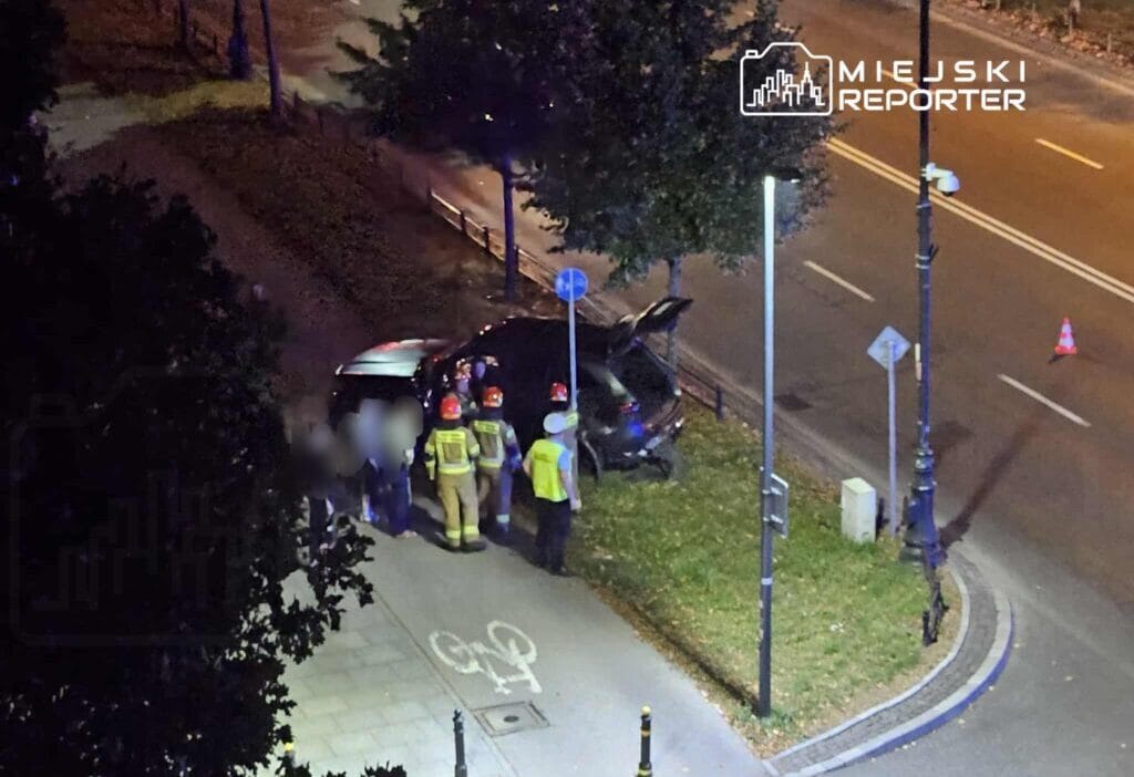 Ehliyeti olmayan ve alkollu mercedes kullanan 19 yasindaki bir kisi ujazdowskie caddesi nde bir otobusle carpisti 11055