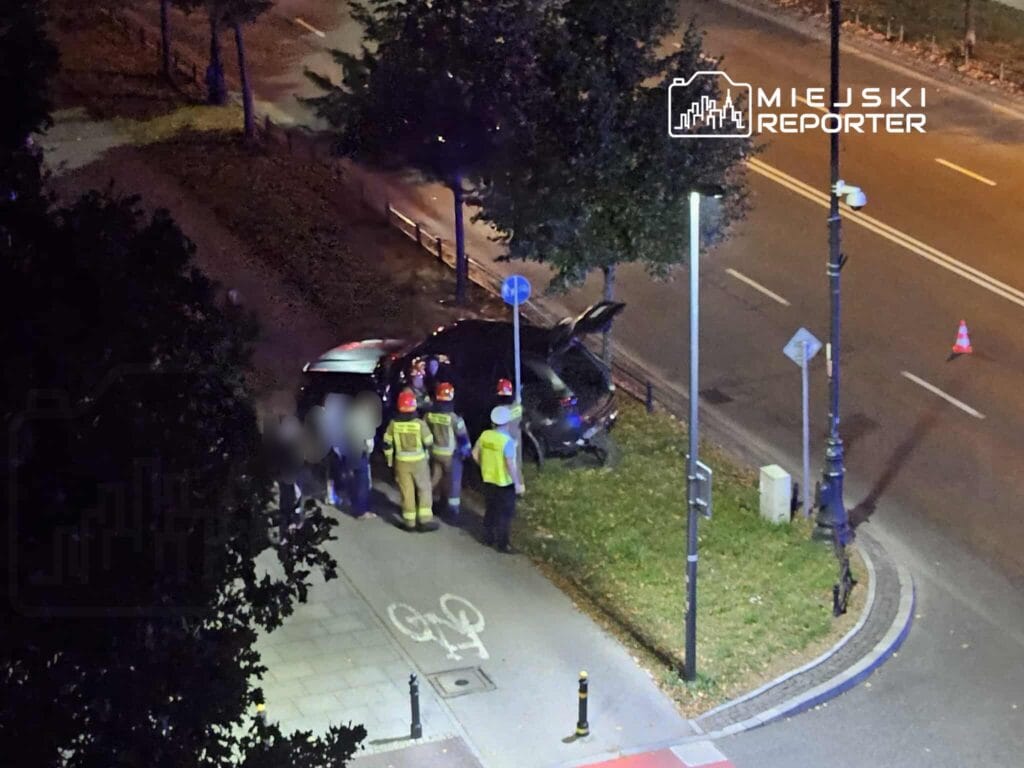 ehliyeti olmayan ve alkollu mercedes kullanan 19 yasindaki bir kisi ujazdowskie caddesi nde bir otobusle carpisti 11055
