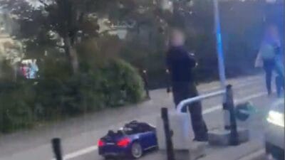 Elektrikli arabadaki 4 yasindaki bir cocuk kaldirimdaki 87 yasindaki bir kadinla carpisti kadin hastaneye kaldirildi 11571