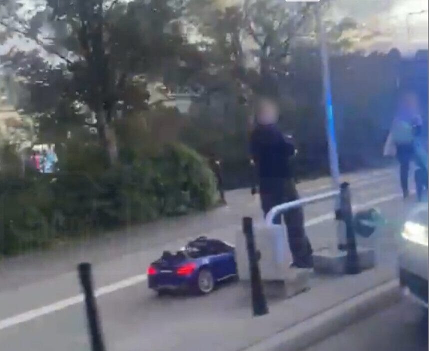 Elektrikli arabadaki 4 yasindaki bir cocuk kaldirimdaki 87 yasindaki bir kadinla carpisti kadin hastaneye kaldirildi 11571