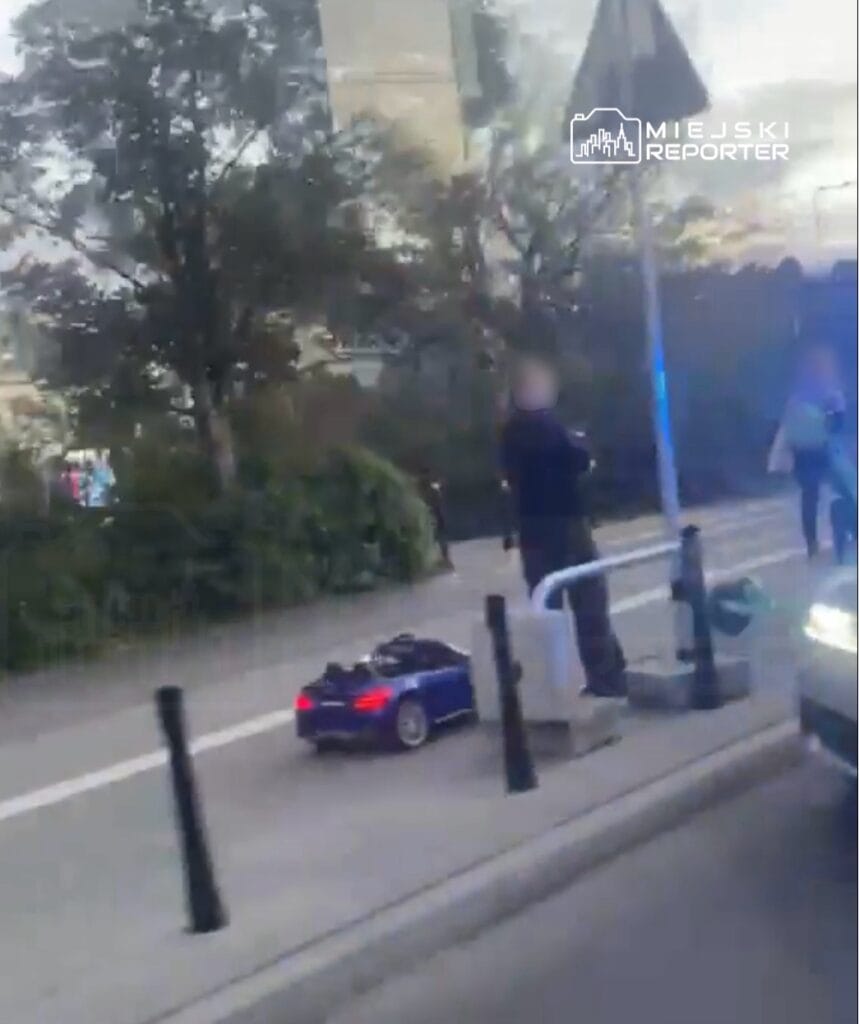 elektrikli arabadaki 4 yasindaki bir cocuk kaldirimdaki 87 yasindaki bir kadinla carpisti kadin hastaneye kaldirildi 11571