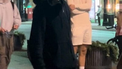 Elektrikli bir scooter ile icinde bebek olan bir cocuk arabasina carpti ve ardindan bebegin buyukannesine gaz sikti onu tanidiniz mi polise soyleyin 8606