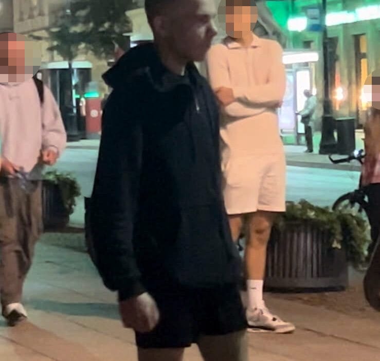 Elektrikli bir scooter ile icinde bebek olan bir cocuk arabasina carpti ve ardindan bebegin buyukannesine gaz sikti onu tanidiniz mi polise soyleyin 8606