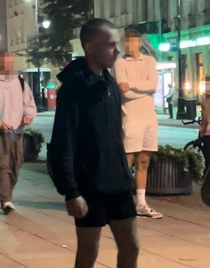 elektrikli bir scooter ile icinde bebek olan bir cocuk arabasina carpti ve ardindan bebegin buyukannesine gaz sikti onu tanidiniz mi polise soyleyin 8606