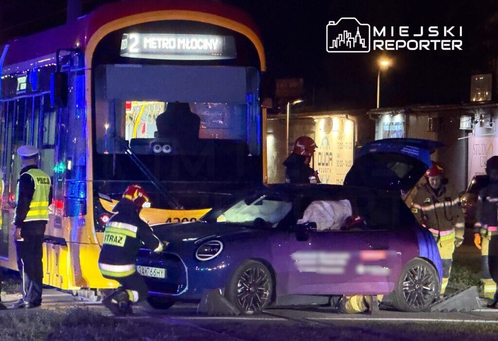 Elektrikli mini cooper in surucusu bialoleka bolgesinde tramvayin altina girdi 13436