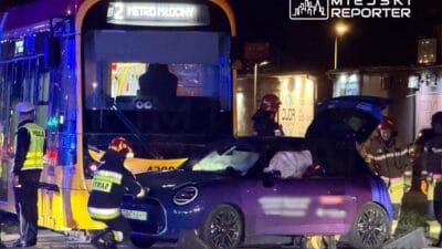 Elektrikli mini cooper in surucusu bialoleka bolgesinde tramvayin altina girdi 13436