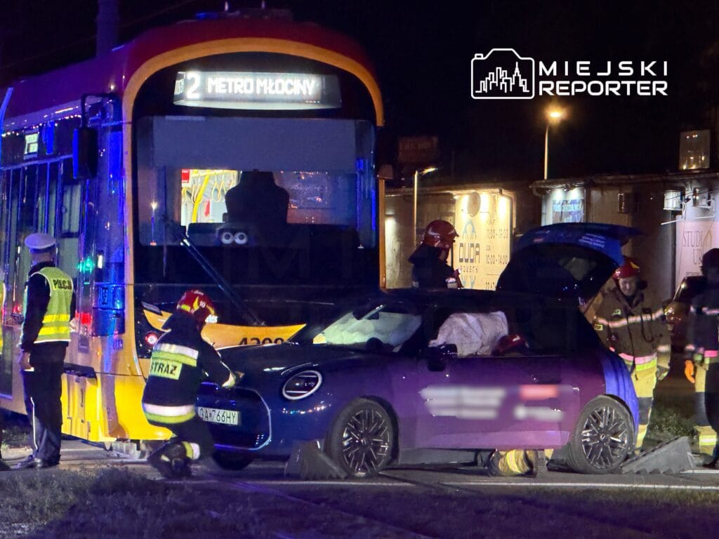 elektrikli mini cooper in surucusu bialoleka bolgesinde tramvayin altina girdi 13436