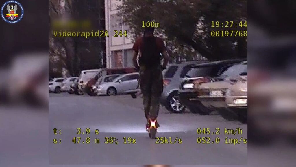 Elektrikli scooter ile çok hızlı gidiyordu. Trafik polisleri müdahale etti 1 Elektrikli scooter ile cok hizli gidiyordu trafik polisleri mudahale etti 11787