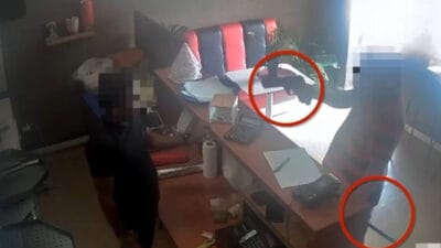 Elinde atesli silah ve palaya benzeyen bir cisim bulunan sarhos bir adam bir is yerine zorla girerek kebap istedi vi deo 8222