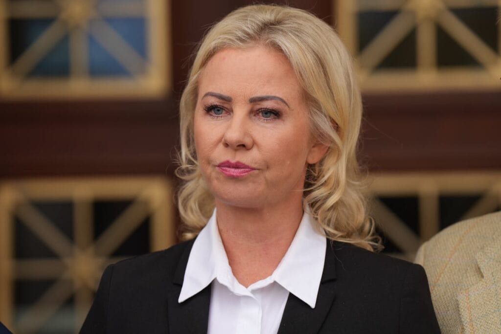 eski bir polonya 2050 milletvekili holownia ya saldirdi parti icinde para akliyorsunuz 13613