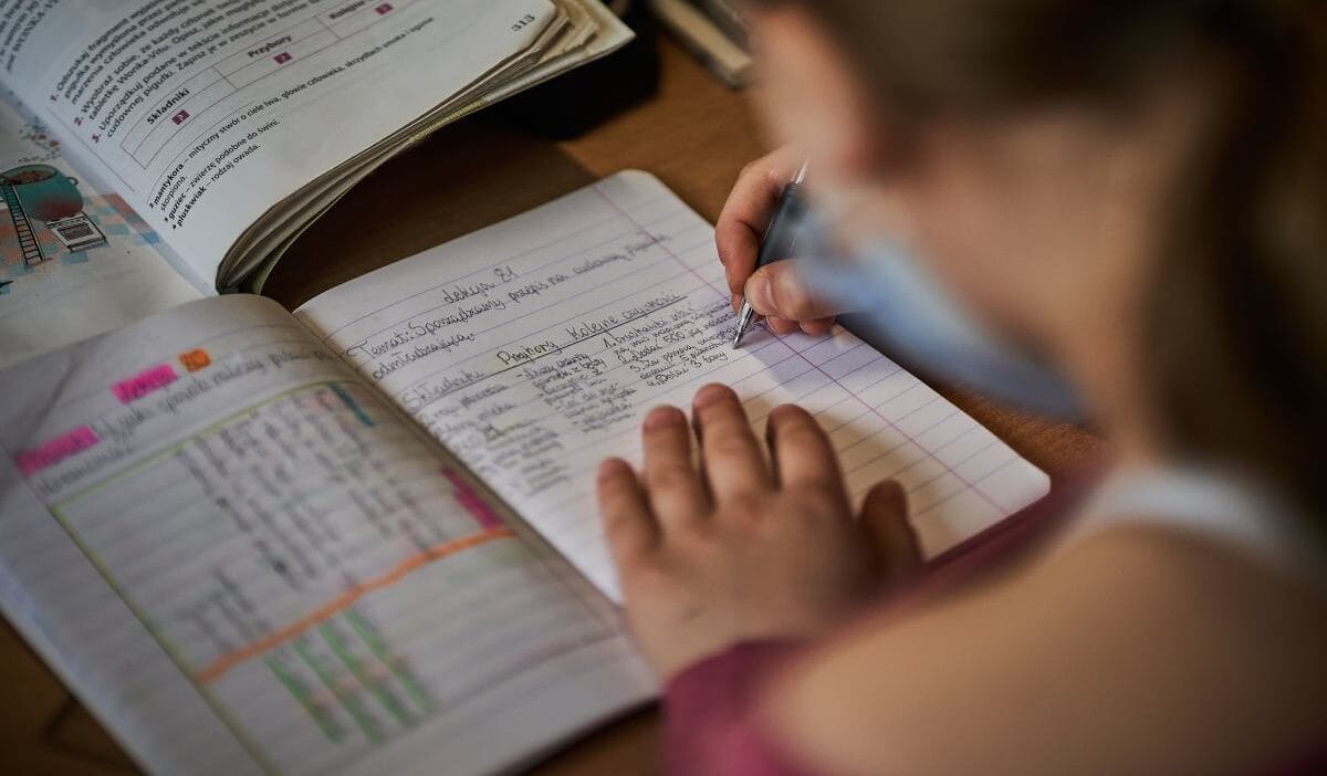 Ev odevleri okula geri donmeli mi polonyalilarin cogu nowacka sondaz ile ayni fikirde degil 9914