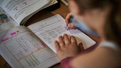 Ev odevleri okula geri donmeli mi polonyalilarin cogu nowacka sondaz ile ayni fikirde degil 9914