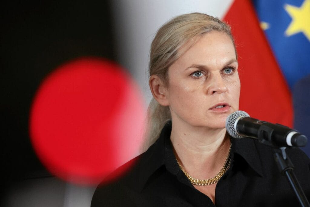 ev odevleri okullara geri mi donecek nowacka olasi degisiklikler uzerine 8504