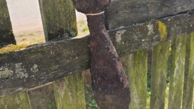 Evi havaya uçurmakla tehdit etti. Çite bir havan topu mermisi astı. 4 Evi havaya ucurmakla tehdit etti cite bir havan topu mermisi asti 9440