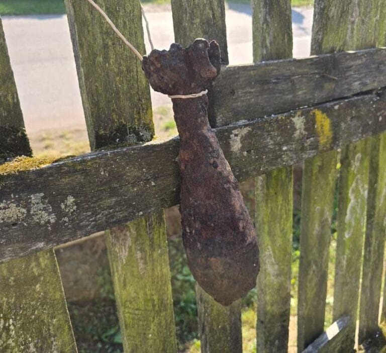 Evi havaya uçurmakla tehdit etti. Çite bir havan topu mermisi astı. 1 Evi havaya ucurmakla tehdit etti cite bir havan topu mermisi asti 9440