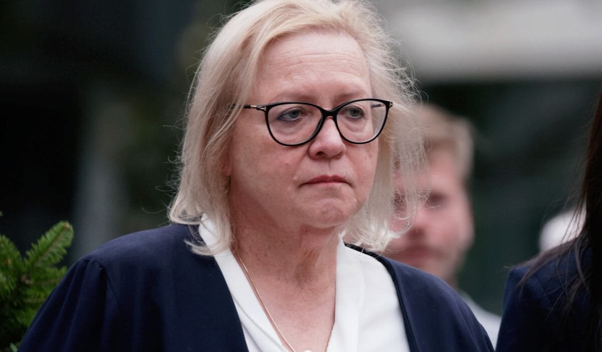 Eyalet mahkemesi'nde arbede. Manowska öfkelendi. "geleneklerin vahşeti". 1 Eyalet mahkemesi nde arbede manowska ofkelendi geleneklerin vahseti 9089