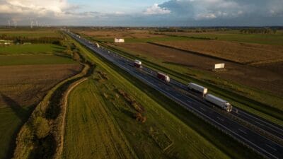 Formula 1 aracıyla otoyollarda hızla ilerliyordu. 'hayalet' sürücü polis tarafından tutuklandı 4 Formula 1 araciyla otoyollarda hizla ilerliyordu hayalet surucu polis tarafindan tutuklandi 9836