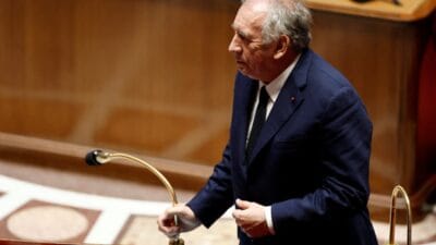 Fransa'da hükümetin çöküşü. Başbakanın istifası var. 2 Fransa da hukumetin cokusu basbakanin istifasi var 10016