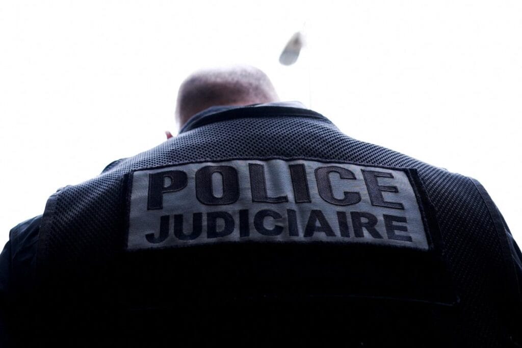 fransa da polis bicakli bir adami vurdu medya allahu ekber diye bagirdi 8636