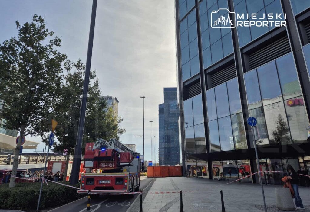 Fransiz dagci avrupa birligi nin en yuksek gokdeleni varso tower in tepesine tirmanan ilk kisi oldu 13508