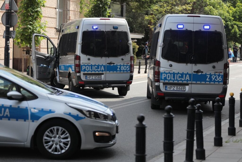 gdynia sokaklarinda takip polis memurlari ates acti bir bohca firlatti 11349