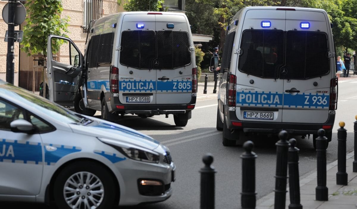 Gdynia sokaklarinda takip polis memurlari ates acti bir bohca firlatti 11349