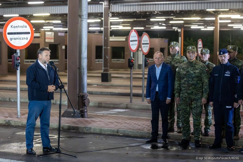 gece i cisleri bakanligi baskani belarus sinirina gitti agresif savas varyantlari 10668