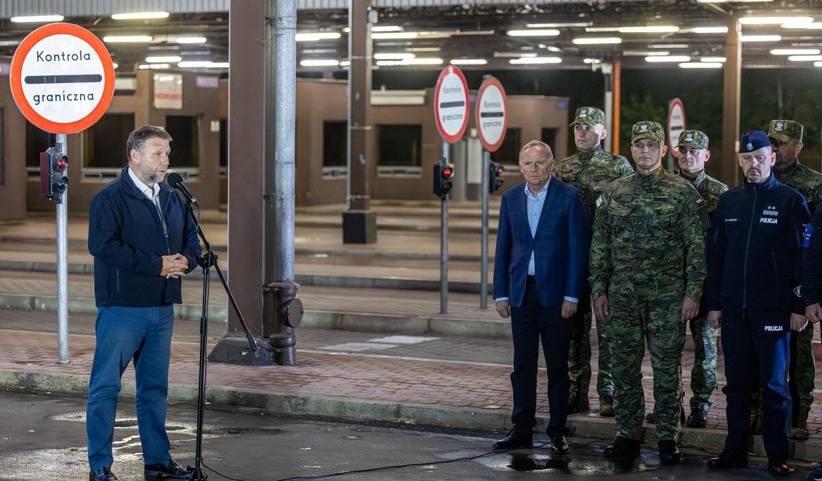 Gece, i̇çişleri bakanlığı başkanı belarus sınırına gitti. "agresif savaş varyantları". 1 Gece i cisleri bakanligi baskani belarus sinirina gitti agresif savas varyantlari 10668