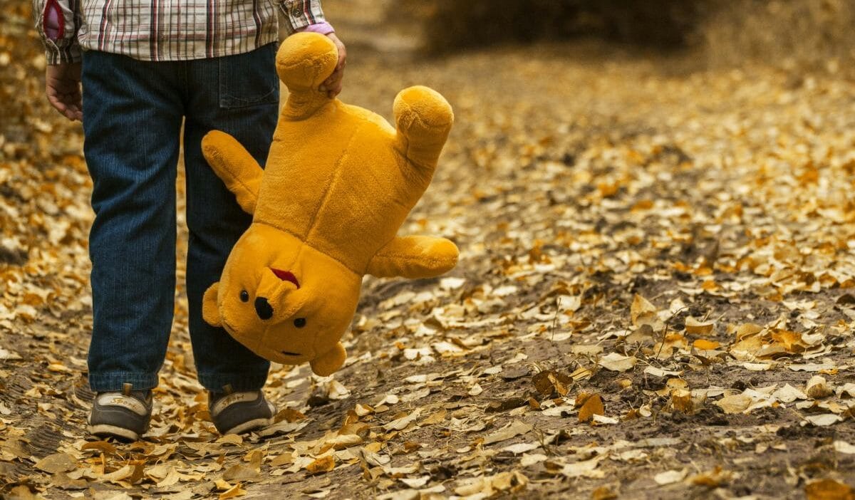 Gece sokakta tek başına yürüyen altı yaşındaki çocuk 112'yi aradı 1 Gece sokakta tek basina yuruyen alti yasindaki cocuk 112 yi aradi 14090