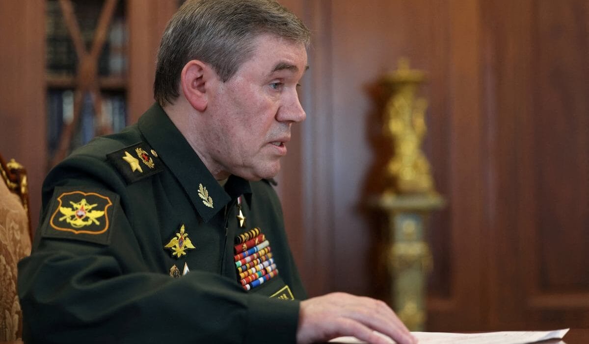 Gerasimov putin e cephedeki basarilar hakkinda bilgi veriyor ama burada dogru olmayan bir sey var 11709