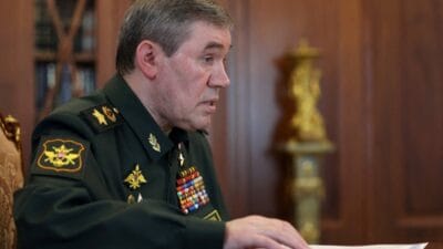Gerasimov putin e cephedeki basarilar hakkinda bilgi veriyor ama burada dogru olmayan bir sey var 11709