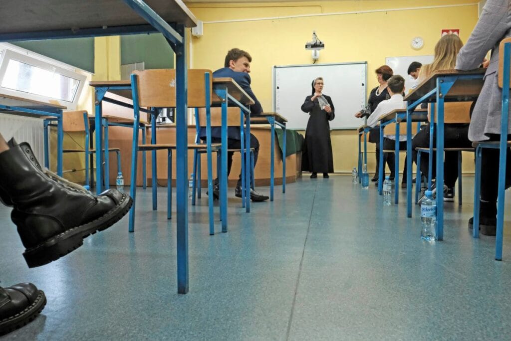 giderek daha fazla ogrenci din derslerini birakiyor hizli bir egilim 14057