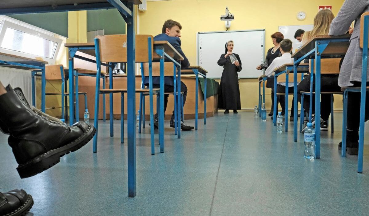 Giderek daha fazla öğrenci din derslerini bırakıyor. "hızlı bir eğilim". 1 Giderek daha fazla ogrenci din derslerini birakiyor hizli bir egilim 14057