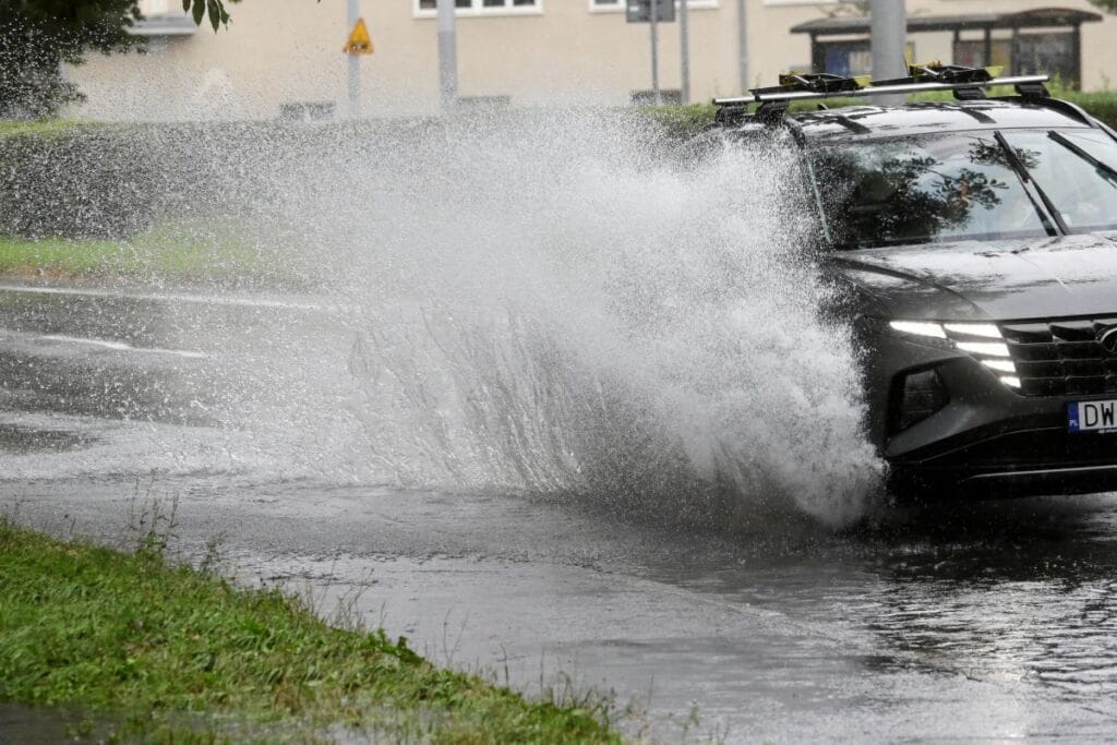 gok gurultulu firtina ve dolu polonya dan gececek on dort voyvodalik icin imgw uyarisi 11073