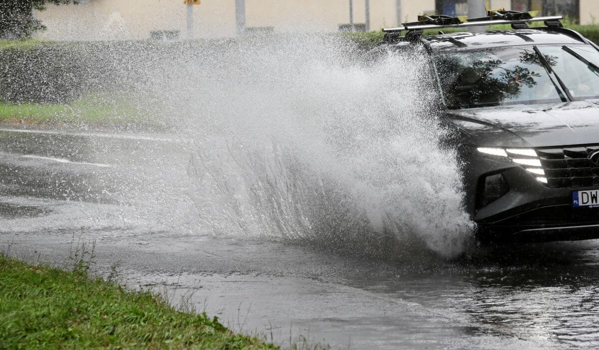 Gok gurultulu firtina ve dolu polonya dan gececek on dort voyvodalik icin imgw uyarisi 11073