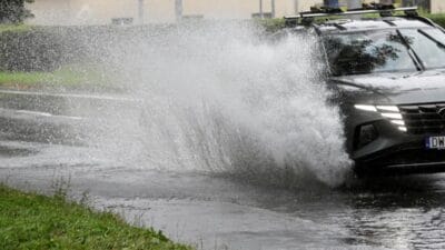 Gok gurultulu firtina ve dolu polonya dan gececek on dort voyvodalik icin imgw uyarisi 11073