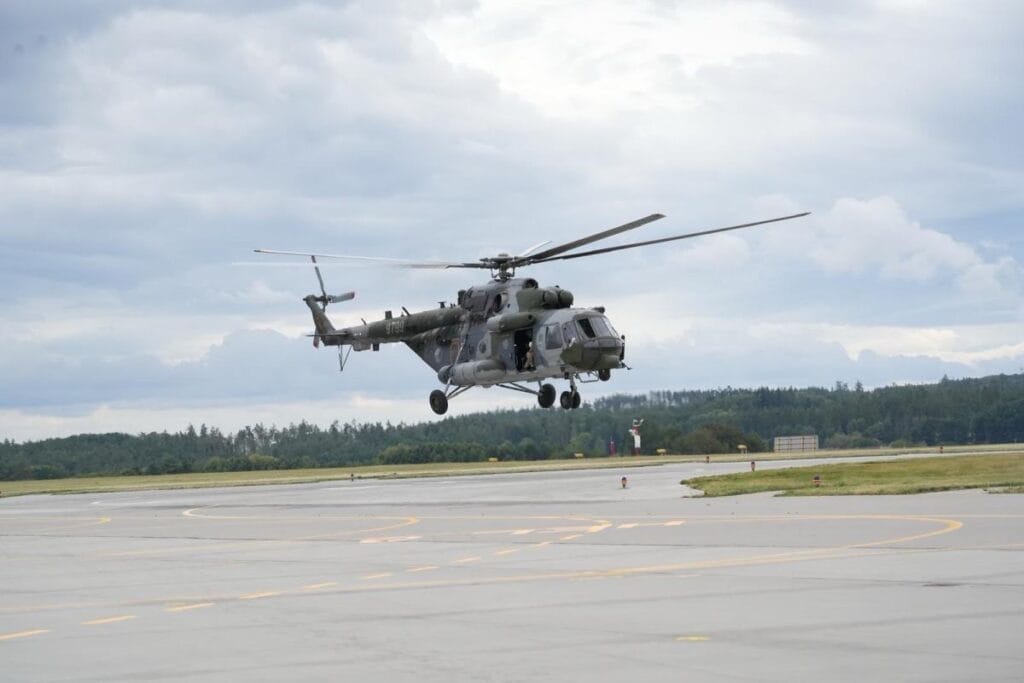 helikopterler ve bir grup asker halihazirda polonya da bulunan bir nato ulkesinin ordusundan askeri destek 11157