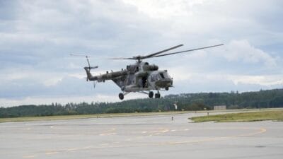 Helikopterler ve bir grup asker halihazirda polonya da bulunan bir nato ulkesinin ordusundan askeri destek 11157