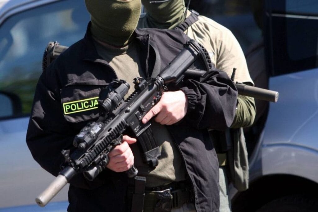 helikopterler ve sarsinti bombalari cb p ve terorle mucadele ekiplerinin warluby yakinlarindaki buyuk eylemi 8837