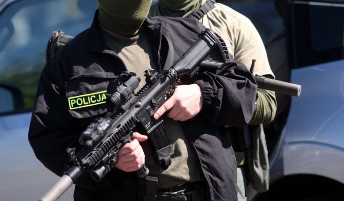 Helikopterler ve sarsıntı bombaları. Warlub yakınlarında cid ve terörle mücadele ekipleri tarafından büyük bir operasyon yürütülmektedir. 1 Helikopterler ve sarsinti bombalari warlub yakinlarinda cid ve terorle mucadele ekipleri tarafindan buyuk bir operasyon yurutulmektedir 8813