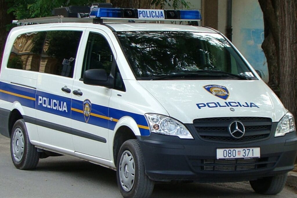 hirvatistan da polonyalilarin karistigi trajedi olen 67 yasindaki polonyalinin kiz kardesi onu sikistirdilar kendini savunamadi 8495