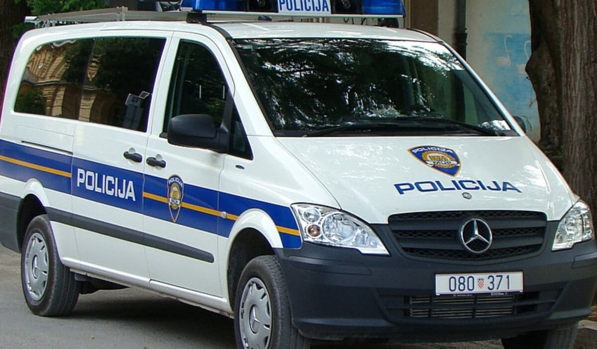 Hirvatistan da polonyalilarin karistigi trajedi olen 67 yasindaki polonyalinin kiz kardesi onu sikistirdilar kendini savunamadi 8495