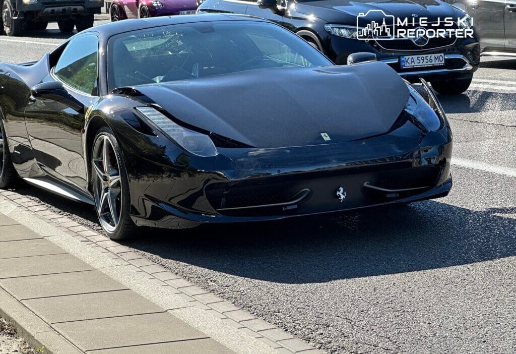 Hiz yapan ferrari iki araca carpti yaklasik bir milyon zloti degerindeki spor otomobil hurdaya dondu 13342